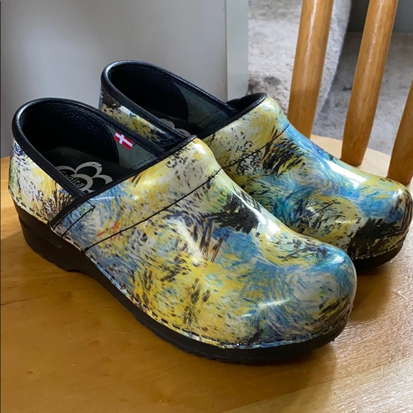 sanita clogs